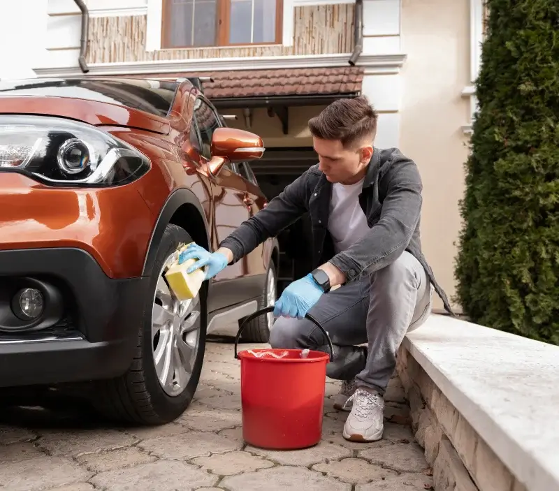 Lavage auto à domicile Saint-Morel : professionnel intervenant sur un véhicule